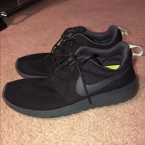 All black Roshe Run